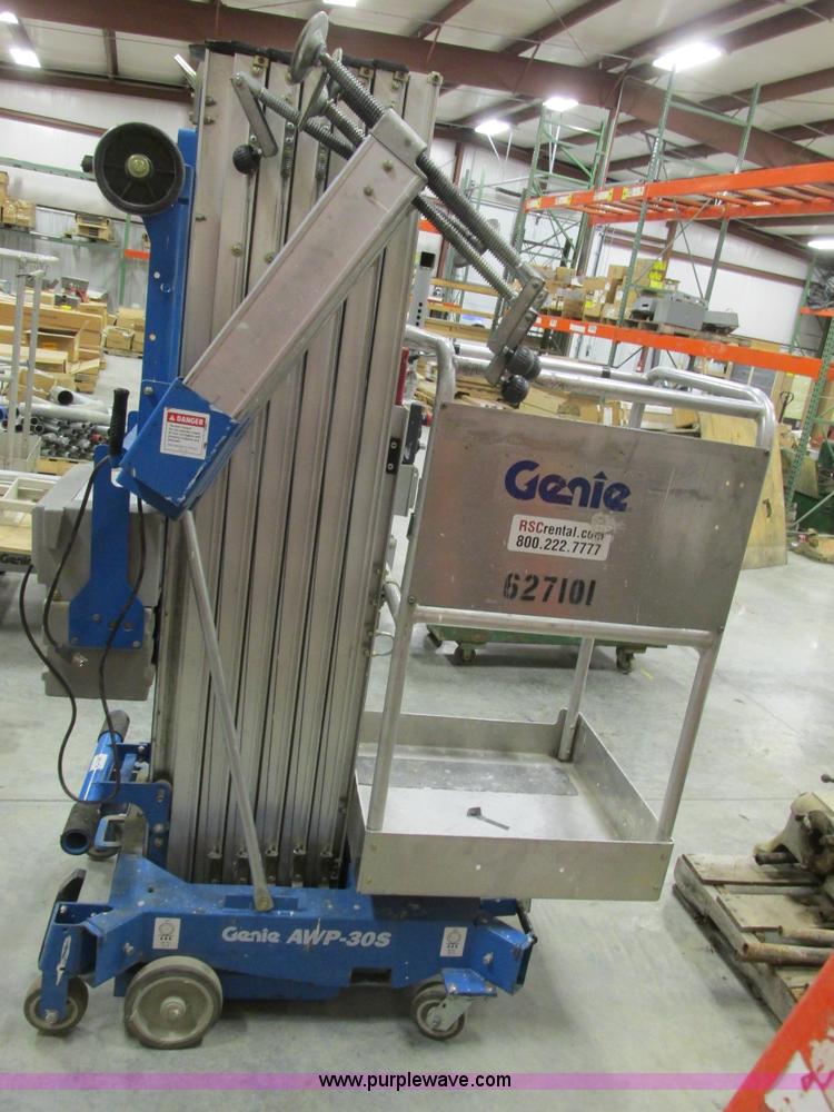 image for item Y9596 2006 Genie AWP-305 single man lift