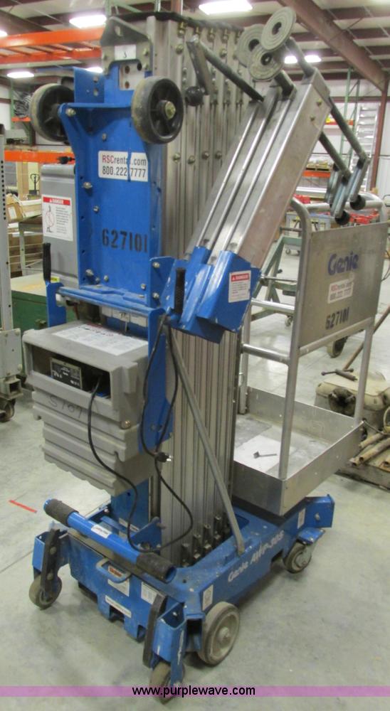 image for item Y9596 2006 Genie AWP-305 single man lift