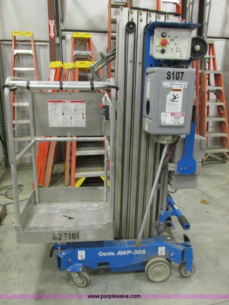 image for item Y9596 2006 Genie AWP-305 single man lift