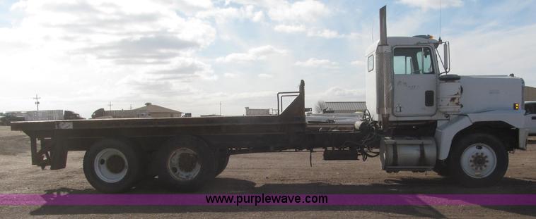 image for item B5387 1976 Kenworth C500 tandem axle flatbed truck