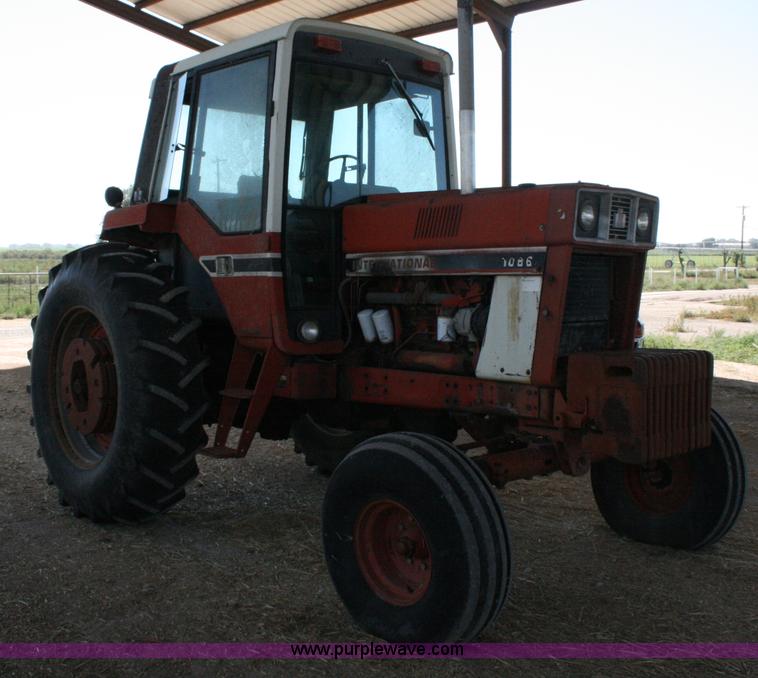 image for item C3564 1981 International 1086 tractor