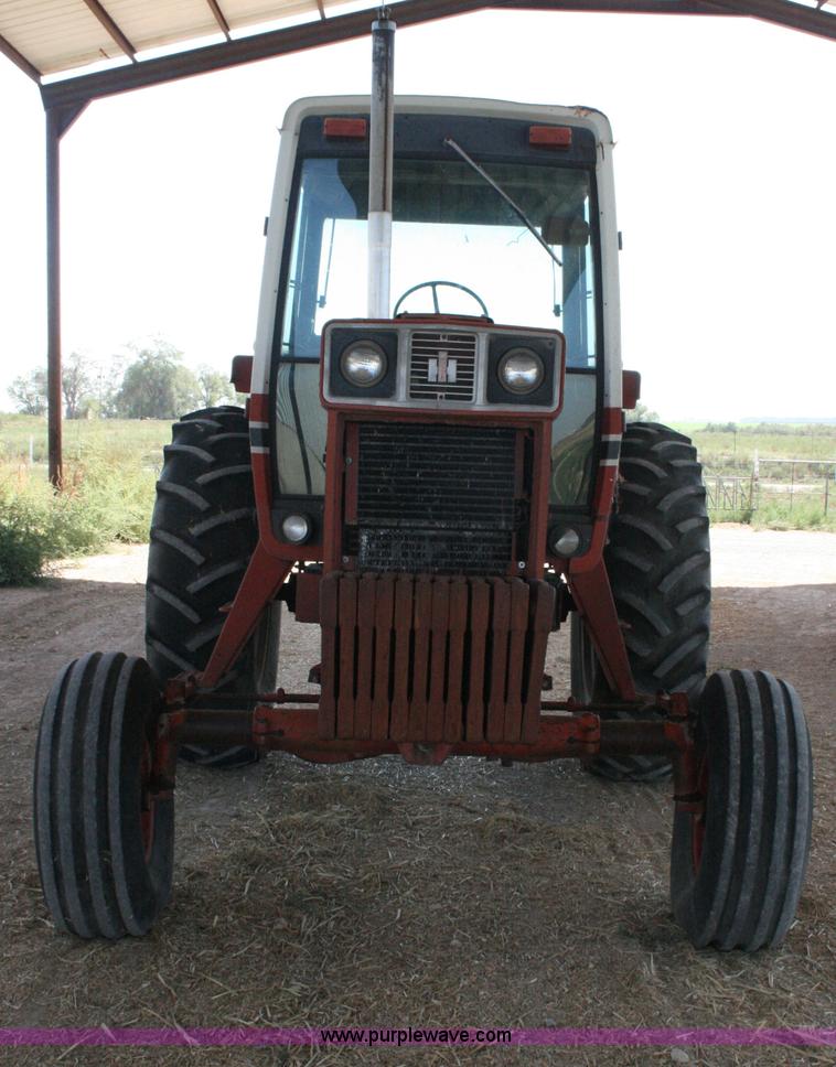 image for item C3564 1981 International 1086 tractor