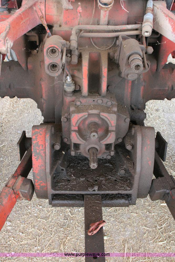 image for item C3564 1981 International 1086 tractor