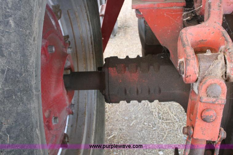 image for item C3564 1981 International 1086 tractor