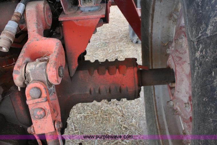 image for item C3564 1981 International 1086 tractor