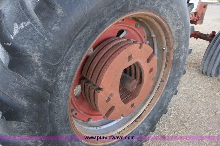 image for item C3564 1981 International 1086 tractor