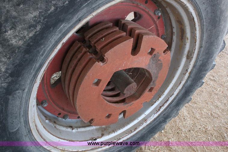 image for item C3564 1981 International 1086 tractor