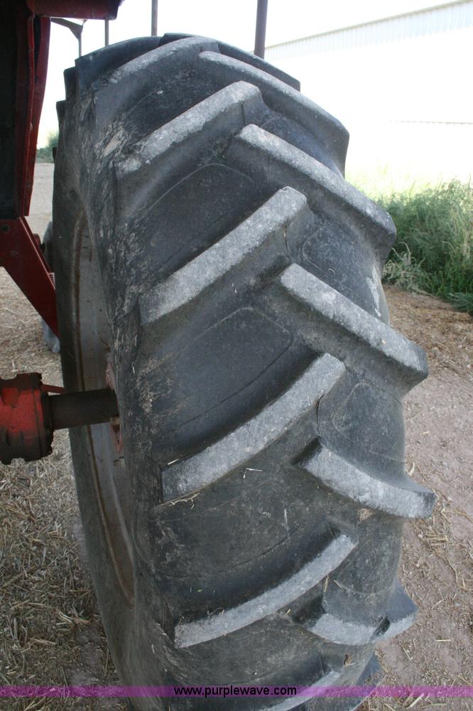 image for item C3564 1981 International 1086 tractor