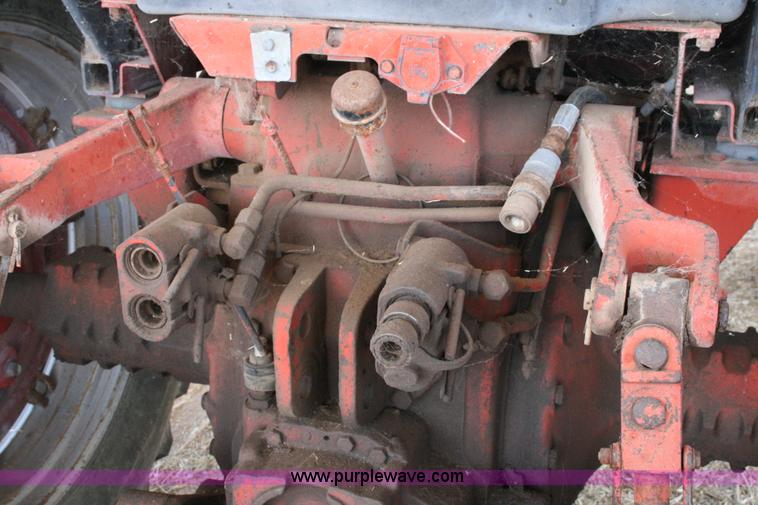image for item C3564 1981 International 1086 tractor