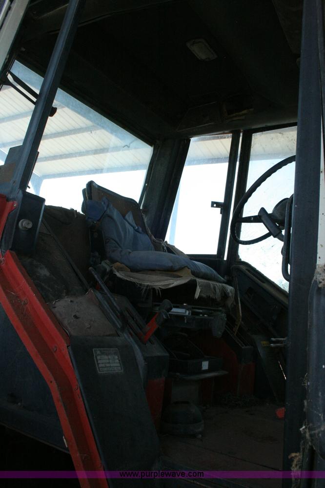 image for item C3564 1981 International 1086 tractor