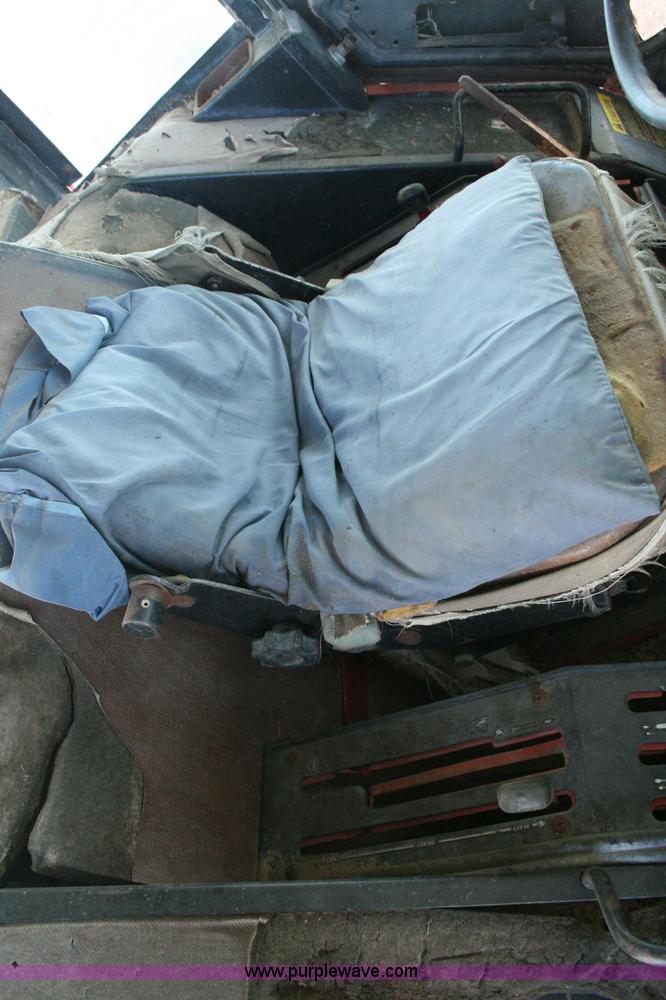 image for item C3564 1981 International 1086 tractor