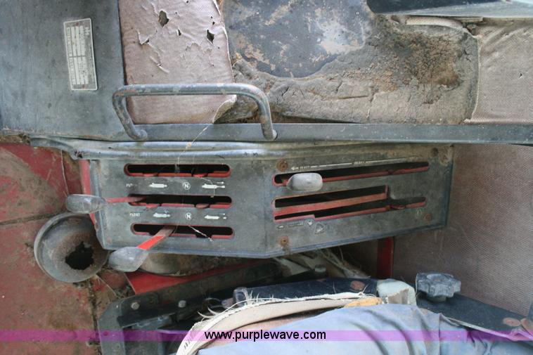 image for item C3564 1981 International 1086 tractor