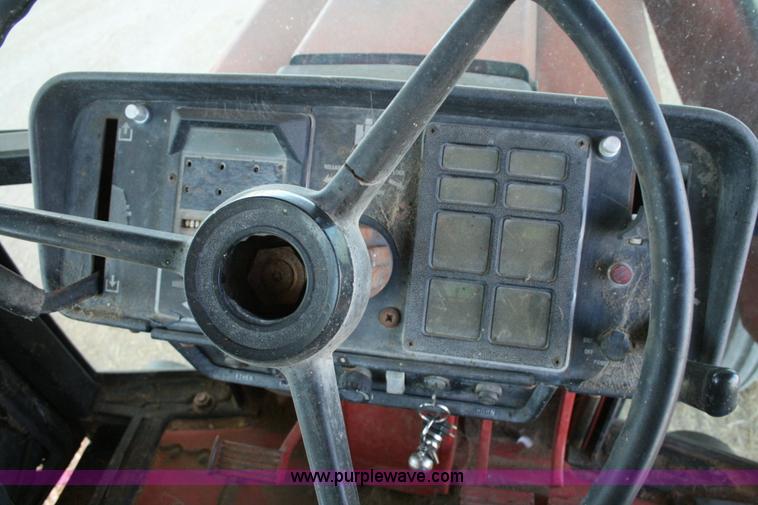 image for item C3564 1981 International 1086 tractor