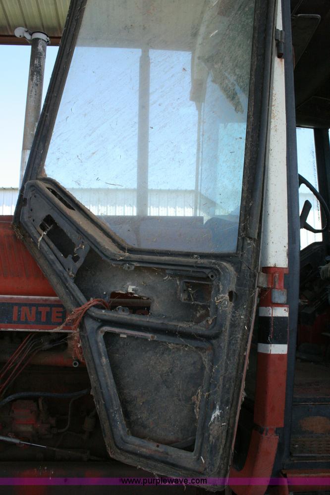 image for item C3564 1981 International 1086 tractor