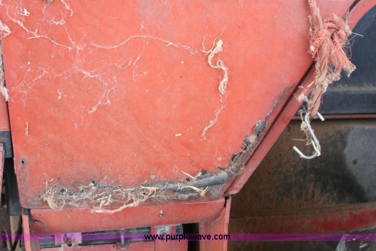 image for item C3564 1981 International 1086 tractor