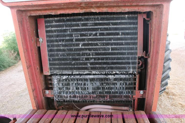 image for item C3564 1981 International 1086 tractor