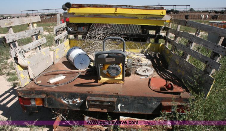 image for item C3565 1979 Toyota flatbed pickup truck