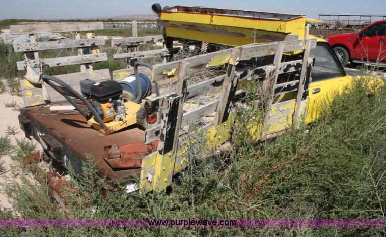 image for item C3565 1979 Toyota flatbed pickup truck