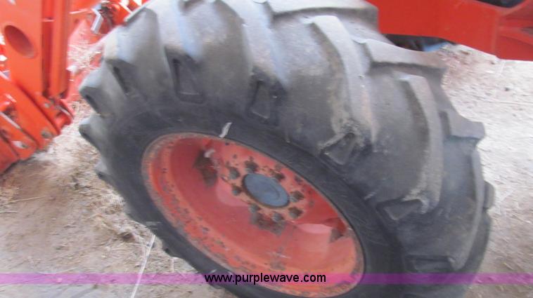 image for item C3569 2005 Kubota M105S tractor