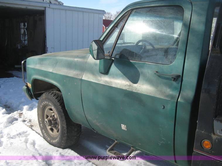 image for item E3106 1985 Chevrolet flatbed pickup truck