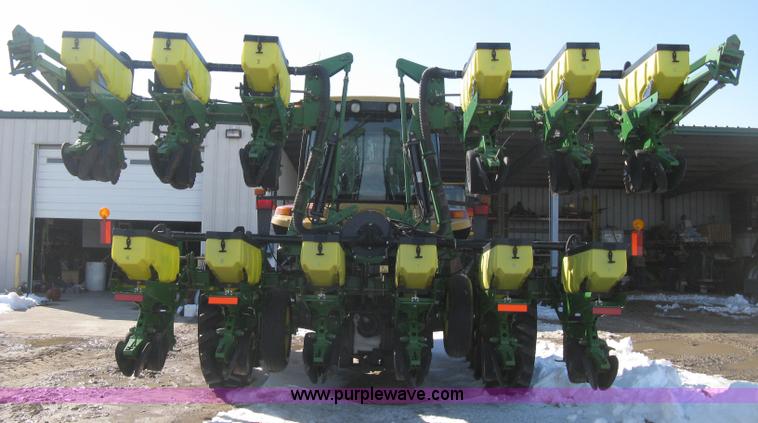 image for item E3115 2005 John Deere 1720 integral stack-fold planter