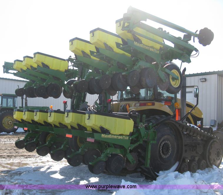 image for item E3115 2005 John Deere 1720 integral stack-fold planter