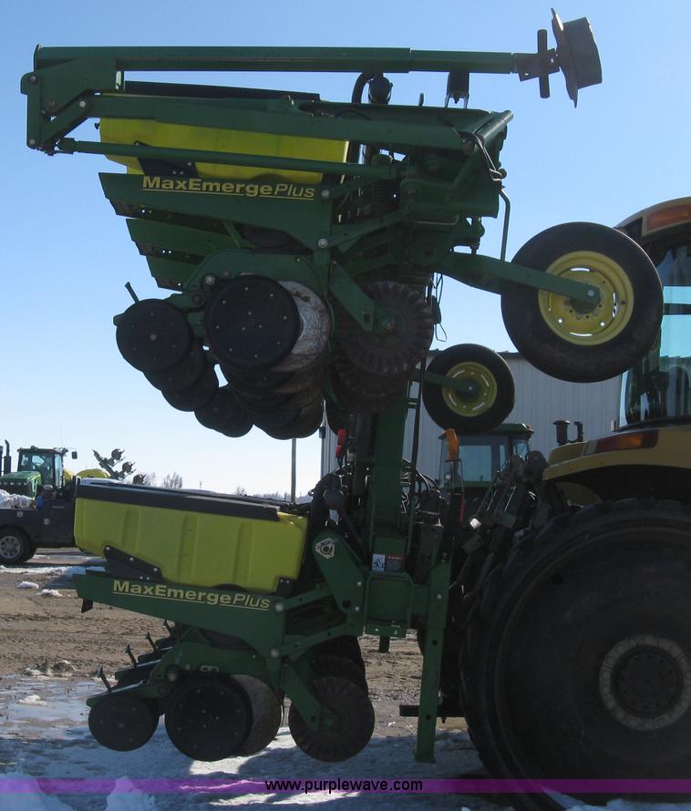 image for item E3115 2005 John Deere 1720 integral stack-fold planter