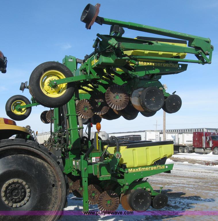 image for item E3115 2005 John Deere 1720 integral stack-fold planter
