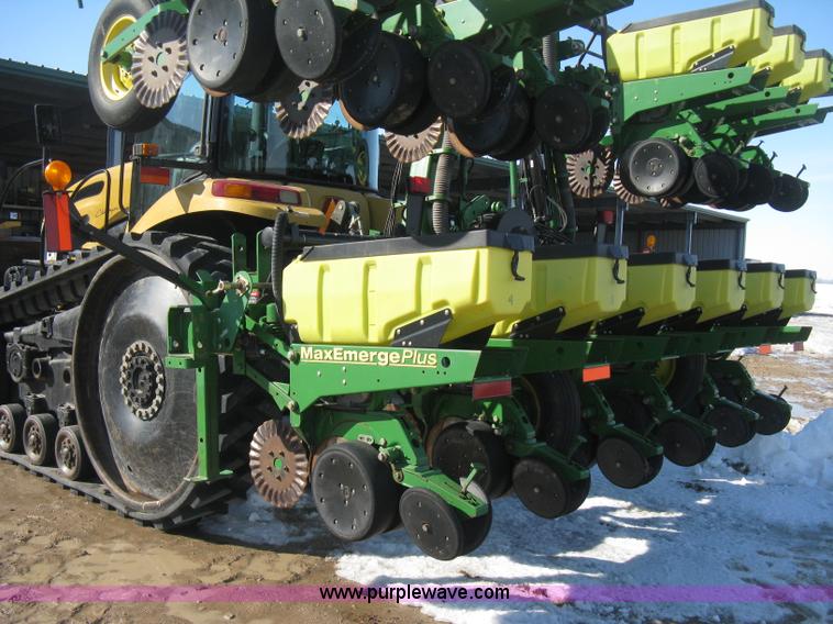 image for item E3115 2005 John Deere 1720 integral stack-fold planter