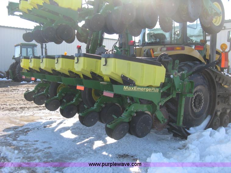image for item E3115 2005 John Deere 1720 integral stack-fold planter
