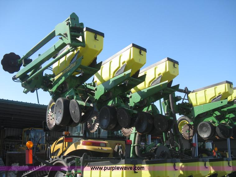 image for item E3115 2005 John Deere 1720 integral stack-fold planter
