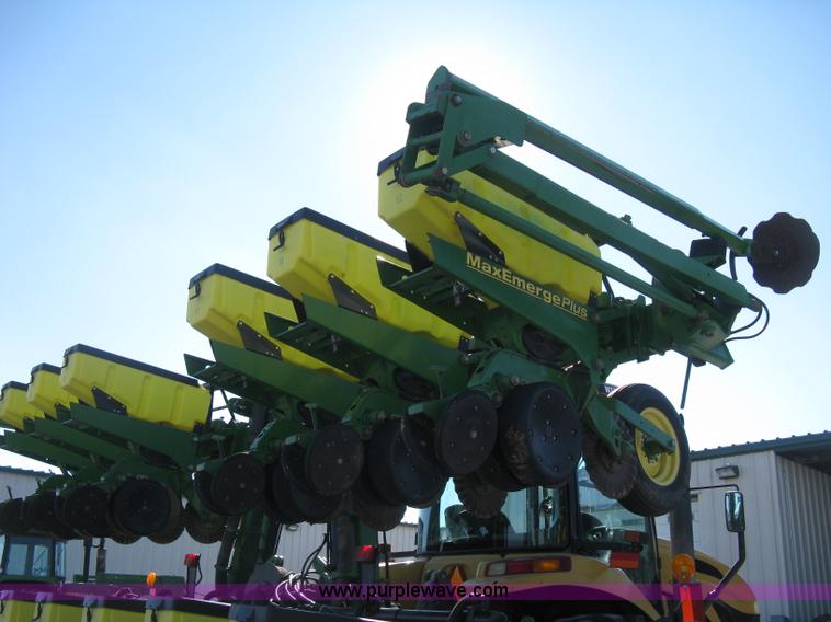 image for item E3115 2005 John Deere 1720 integral stack-fold planter