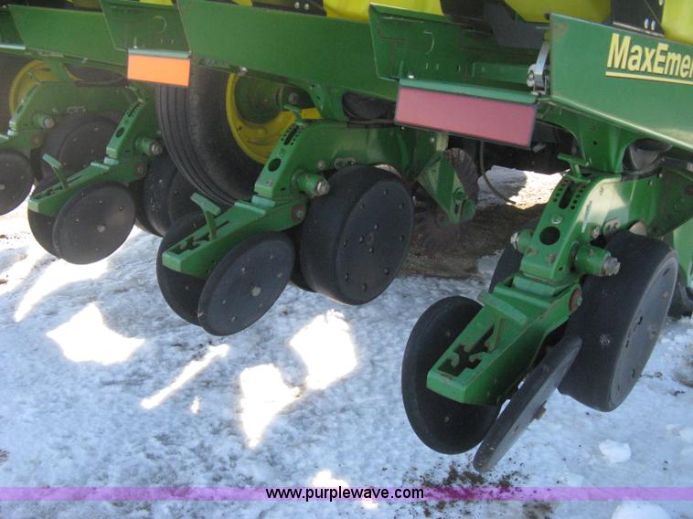 image for item E3115 2005 John Deere 1720 integral stack-fold planter