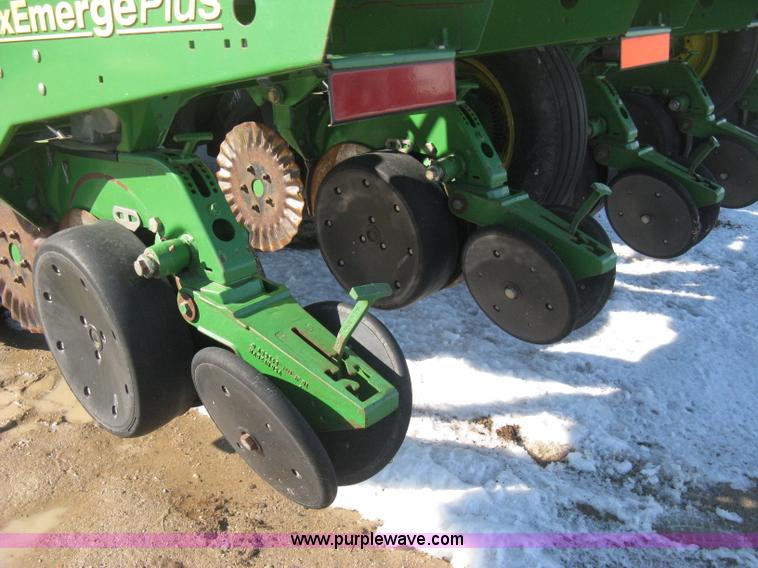 image for item E3115 2005 John Deere 1720 integral stack-fold planter