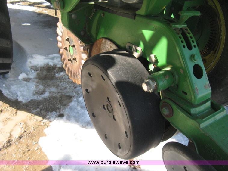 image for item E3115 2005 John Deere 1720 integral stack-fold planter