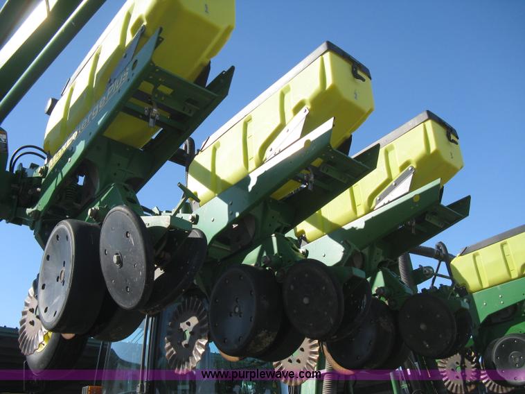 image for item E3115 2005 John Deere 1720 integral stack-fold planter