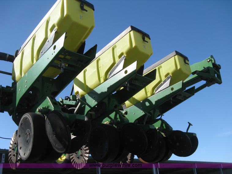 image for item E3115 2005 John Deere 1720 integral stack-fold planter