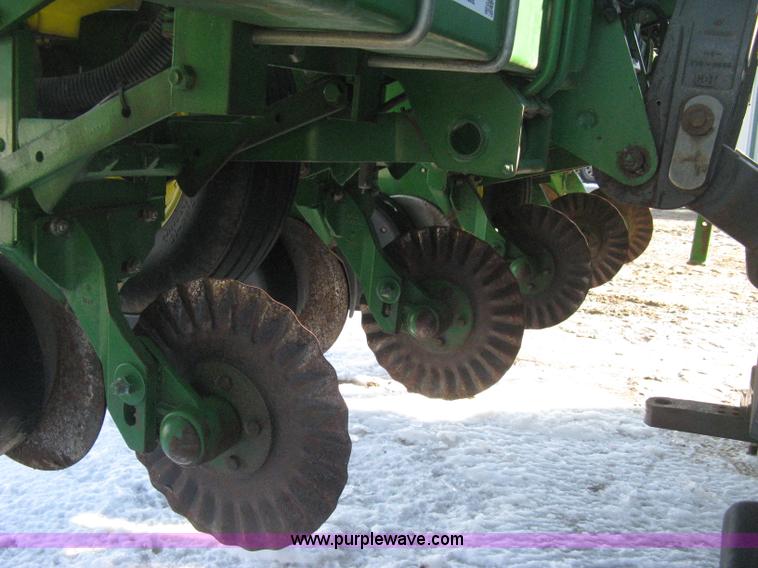 image for item E3115 2005 John Deere 1720 integral stack-fold planter