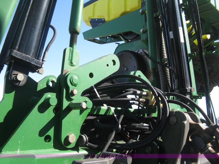 image for item E3115 2005 John Deere 1720 integral stack-fold planter