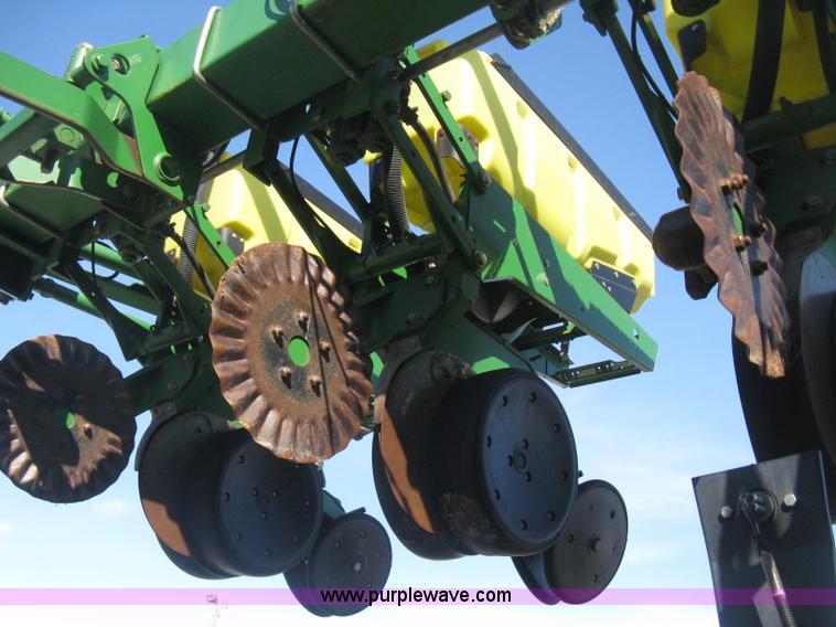 image for item E3115 2005 John Deere 1720 integral stack-fold planter