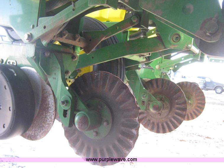 image for item E3115 2005 John Deere 1720 integral stack-fold planter
