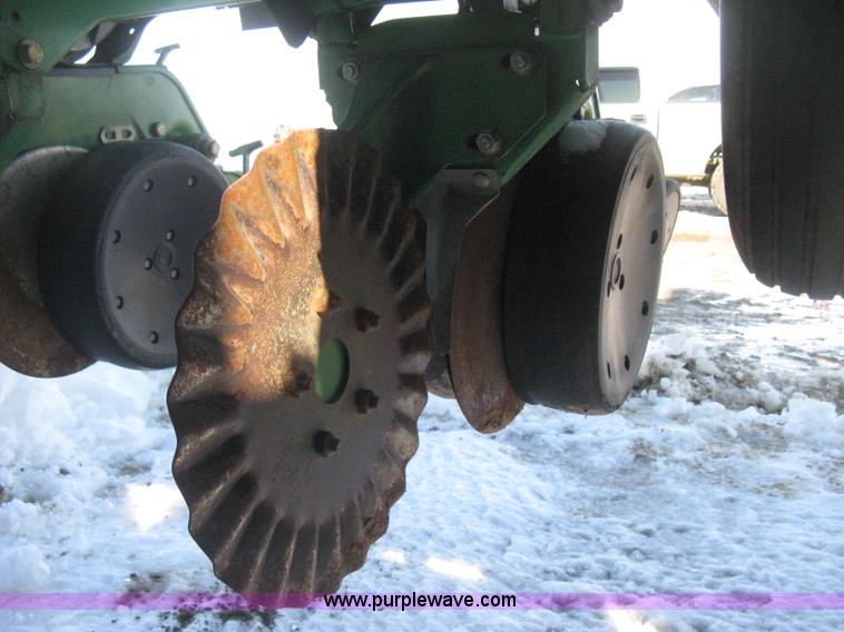 image for item E3115 2005 John Deere 1720 integral stack-fold planter