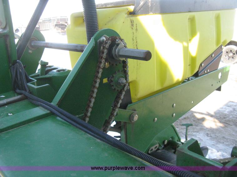 image for item E3115 2005 John Deere 1720 integral stack-fold planter
