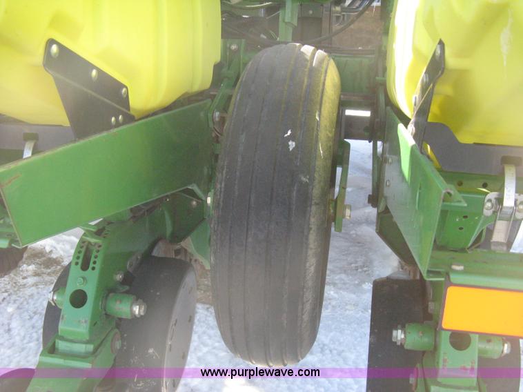 image for item E3115 2005 John Deere 1720 integral stack-fold planter