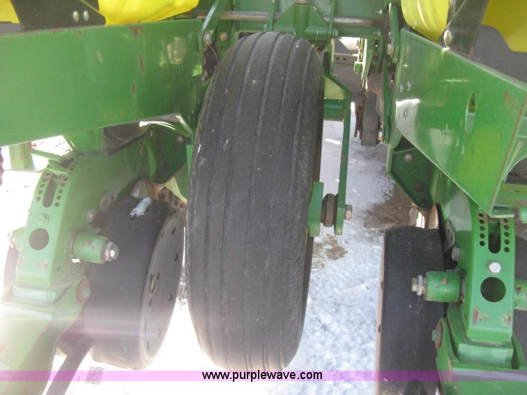image for item E3115 2005 John Deere 1720 integral stack-fold planter