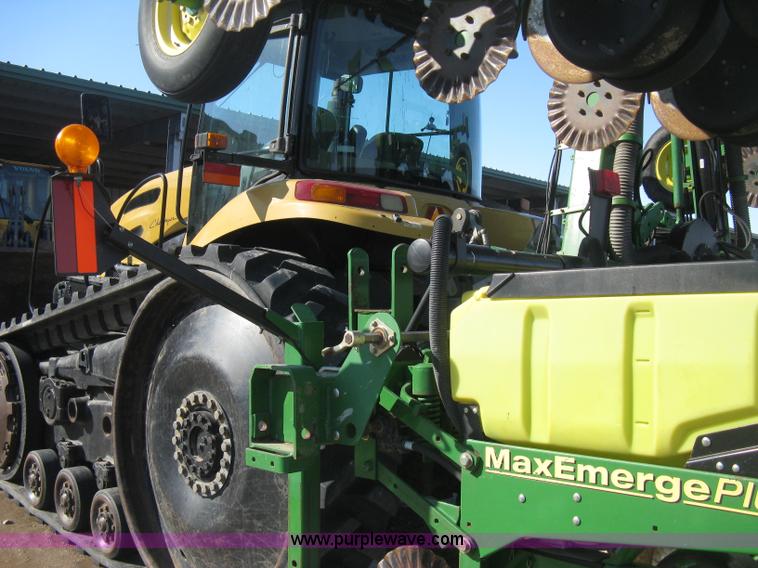 image for item E3115 2005 John Deere 1720 integral stack-fold planter