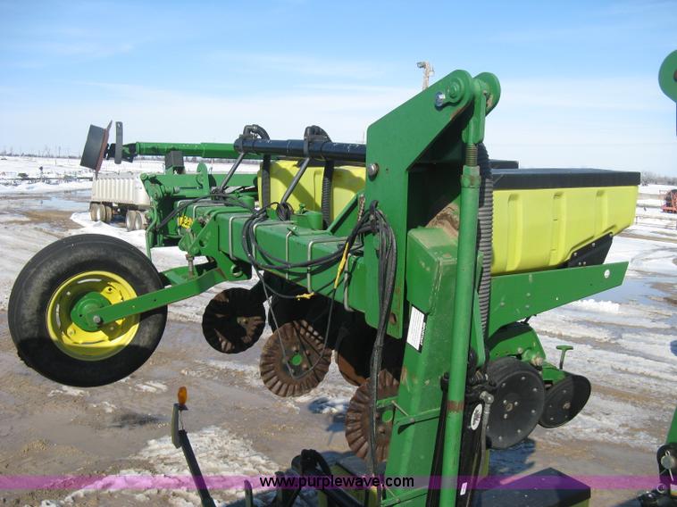 image for item E3115 2005 John Deere 1720 integral stack-fold planter