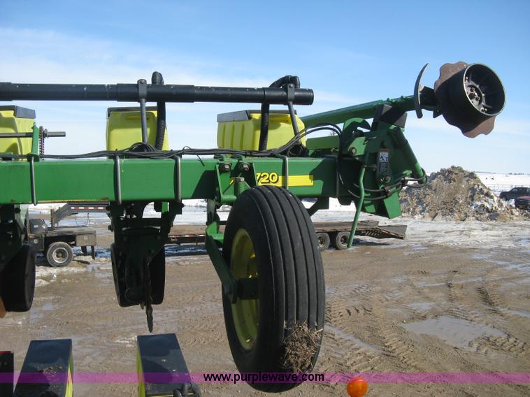 image for item E3115 2005 John Deere 1720 integral stack-fold planter