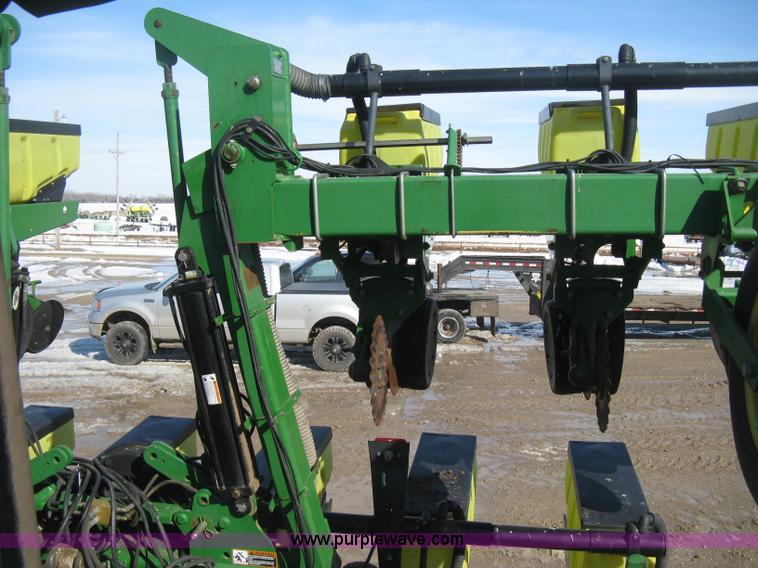 image for item E3115 2005 John Deere 1720 integral stack-fold planter