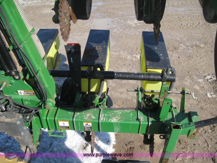 image for item E3115 2005 John Deere 1720 integral stack-fold planter
